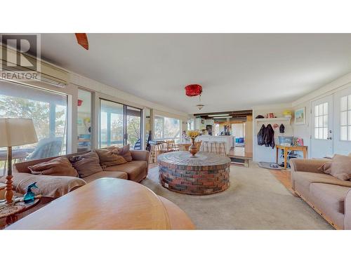 430 Panorama Crescent, Okanagan Falls, BC - Indoor Photo Showing Living Room