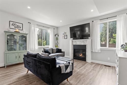 1-1441 20 Avenue, Salmon Arm, BC - Indoor Photo Showing Living Room With Fireplace