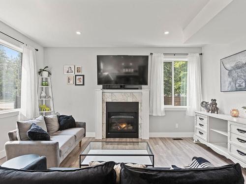 1-1441 20 Avenue, Salmon Arm, BC - Indoor Photo Showing Living Room With Fireplace