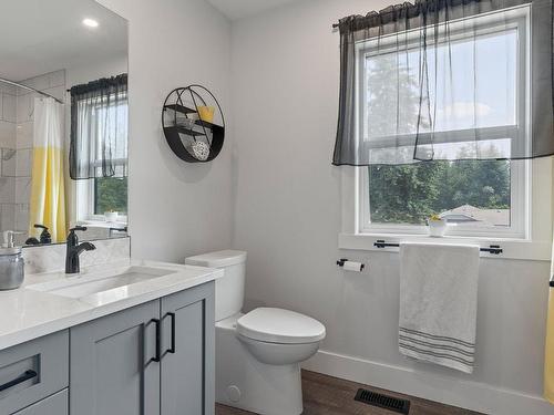 1-1441 20 Avenue, Salmon Arm, BC - Indoor Photo Showing Bathroom