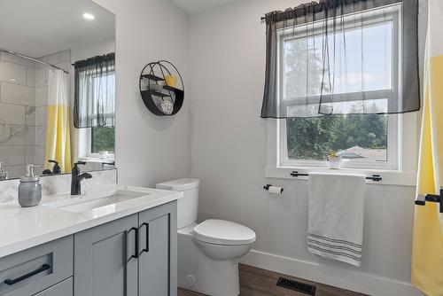 1-1441 20 Avenue, Salmon Arm, BC - Indoor Photo Showing Bathroom