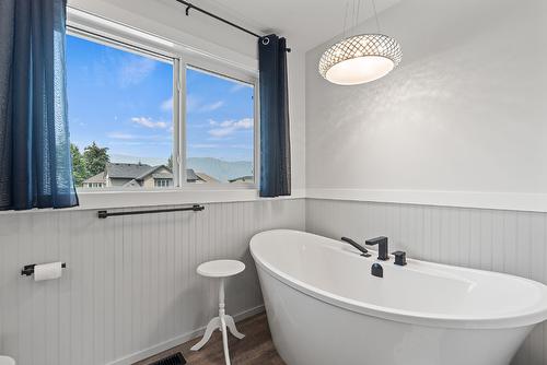 1-1441 20 Avenue, Salmon Arm, BC - Indoor Photo Showing Bathroom