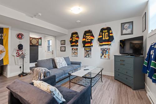 1-1441 20 Avenue, Salmon Arm, BC - Indoor Photo Showing Living Room