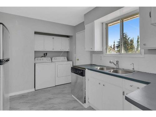 4863 Princeton Avenue, Peachland, BC - Indoor Photo Showing Laundry Room