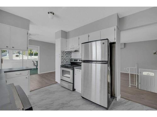 4863 Princeton Avenue, Peachland, BC - Indoor Photo Showing Kitchen