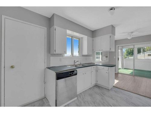 4863 Princeton Avenue, Peachland, BC - Indoor Photo Showing Kitchen