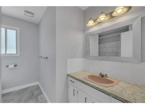 4863 Princeton Avenue, Peachland, BC - Indoor Photo Showing Bathroom