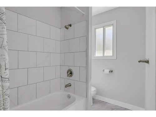 4863 Princeton Avenue, Peachland, BC - Indoor Photo Showing Bathroom