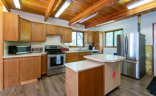 5271 Meadow Creek Crescent, Celista, BC - Indoor Photo Showing Kitchen