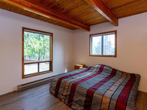 5271 Meadow Creek Crescent, Celista, BC - Indoor Photo Showing Bedroom