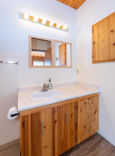 5271 Meadow Creek Crescent, Celista, BC - Indoor Photo Showing Bathroom