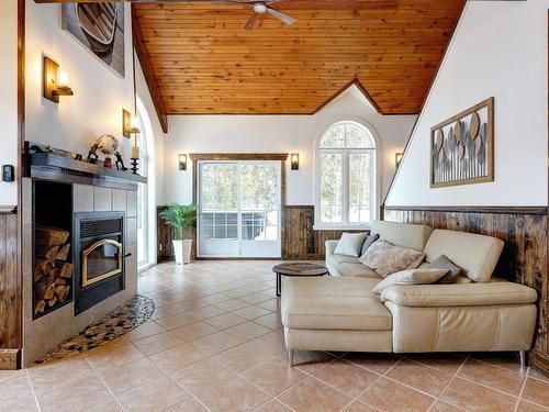 Vue d'ensemble - 8181 Av. Paquette, Chertsey, QC - Indoor Photo Showing Living Room With Fireplace