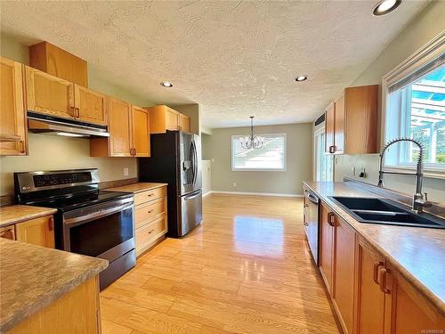 7985 Berridge St, Crofton, BC - Indoor Photo Showing Kitchen With Double Sink