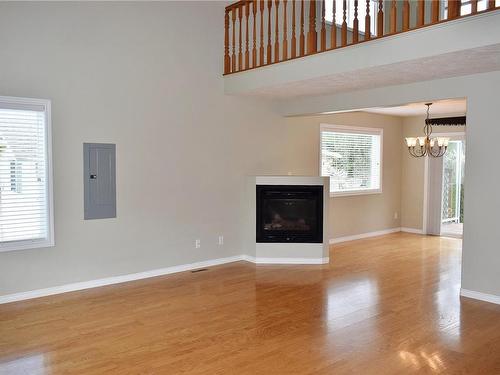 7985 Berridge St, Crofton, BC - Indoor Photo Showing Other Room With Fireplace