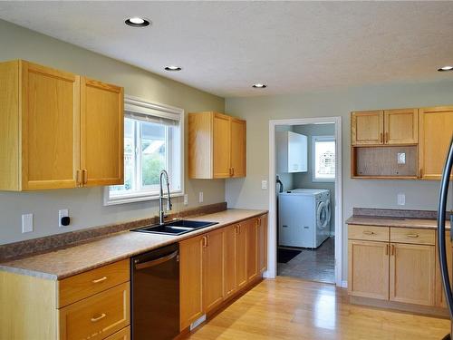 7985 Berridge St, Crofton, BC - Indoor Photo Showing Kitchen With Double Sink