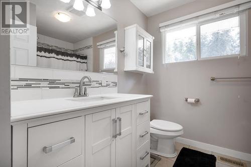 5093 Salmon River Rd Road, Armstrong, BC - Indoor Photo Showing Bathroom