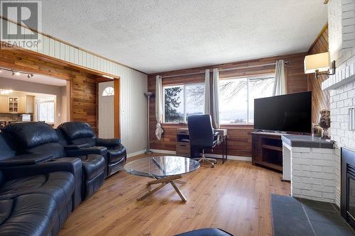 5093 Salmon River Rd Road, Armstrong, BC - Indoor Photo Showing Living Room