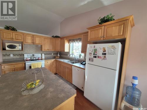 8078 Knox Place, Regina, SK - Indoor Photo Showing Kitchen With Double Sink