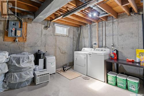 303 8Th Avenue E, Watrous, SK - Indoor Photo Showing Laundry Room