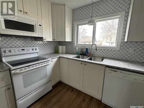 915 1St Street E, Prince Albert, SK - Indoor Photo Showing Kitchen With Double Sink