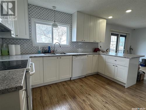 915 1St Street E, Prince Albert, SK - Indoor Photo Showing Kitchen With Double Sink With Upgraded Kitchen