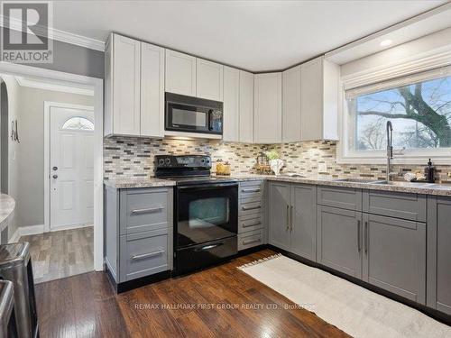 262 Highland Ave, Oshawa, ON - Indoor Photo Showing Kitchen With Upgraded Kitchen