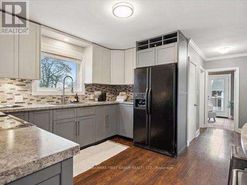 262 Highland Ave, Oshawa, ON - Indoor Photo Showing Kitchen With Upgraded Kitchen