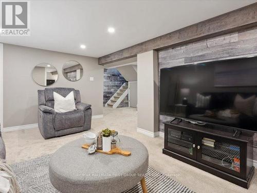 262 Highland Ave, Oshawa, ON - Indoor Photo Showing Living Room
