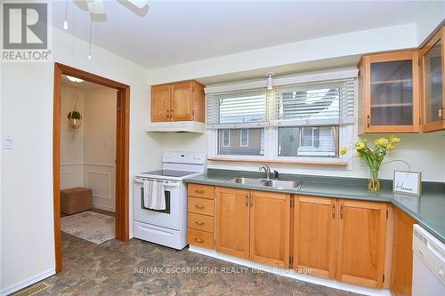 #2 -2222 Upper Middle Rd, Burlington, ON - Indoor Photo Showing Kitchen With Double Sink