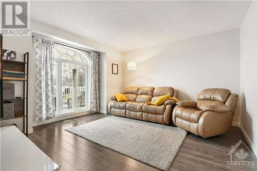 34 Fairview Crescent, Arnprior, ON - Indoor Photo Showing Living Room