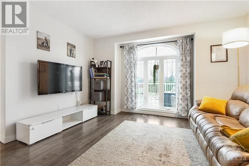 34 Fairview Crescent, Arnprior, ON - Indoor Photo Showing Living Room