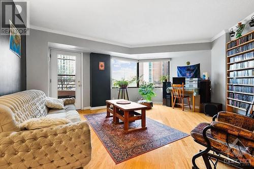 151 Bay Street Unit#204, Ottawa, ON - Indoor Photo Showing Living Room