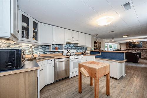 5140 Appleby Line, Burlington, ON - Indoor Photo Showing Kitchen With Double Sink