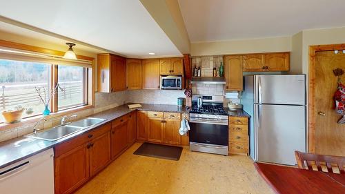 4423 Highway 95, Golden, BC - Indoor Photo Showing Kitchen With Double Sink