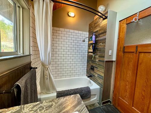 4423 Highway 95, Golden, BC - Indoor Photo Showing Bathroom