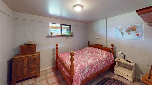 4423 Highway 95, Golden, BC - Indoor Photo Showing Bedroom