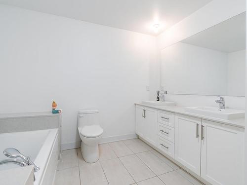Bathroom - 3-2057 Rue Lapierre, Montréal (Lasalle), QC - Indoor Photo Showing Bathroom