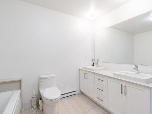 Salle de bains attenante Ã  la CCP - 3-2057 Rue Lapierre, Montréal (Lasalle), QC - Indoor Photo Showing Bathroom