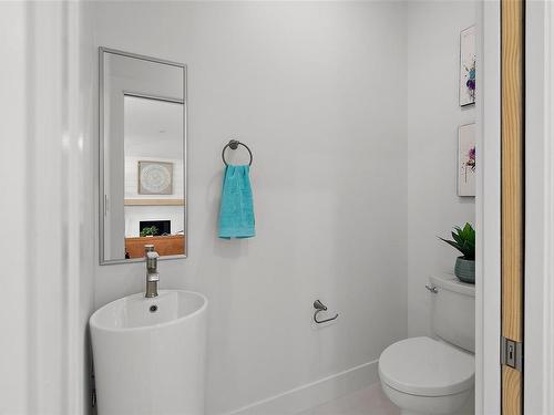 3192 Fifth St, Victoria, BC - Indoor Photo Showing Bathroom
