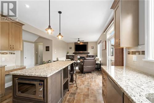124 Dulmage Crescent, Carleton Place, ON - Indoor Photo Showing Kitchen With Upgraded Kitchen