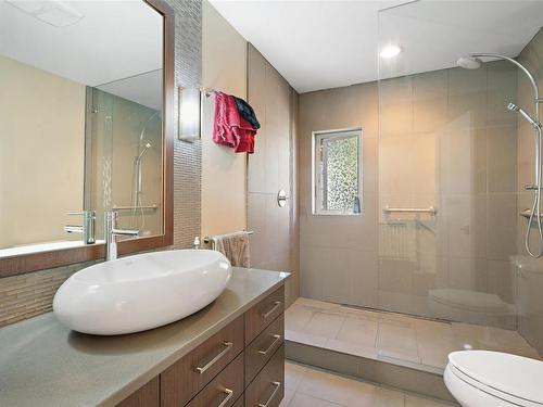 5675 Wellsview Rd, Saanich, BC - Indoor Photo Showing Bathroom