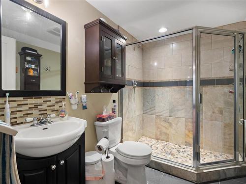 5675 Wellsview Rd, Saanich, BC - Indoor Photo Showing Bathroom