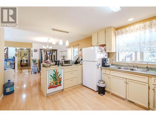 4896 Meesquono Trail, 108 Mile Ranch, BC - Indoor Photo Showing Kitchen With Double Sink