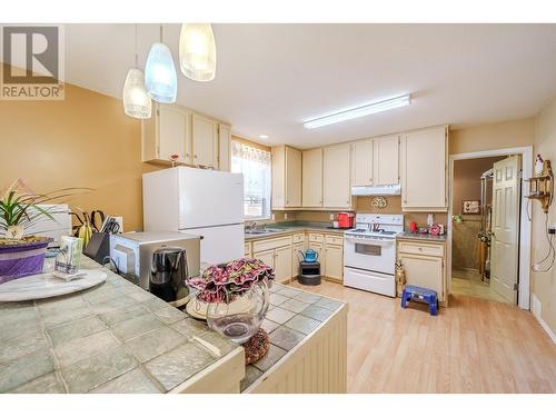4896 Meesquono Trail, 108 Mile Ranch, BC - Indoor Photo Showing Kitchen With Double Sink