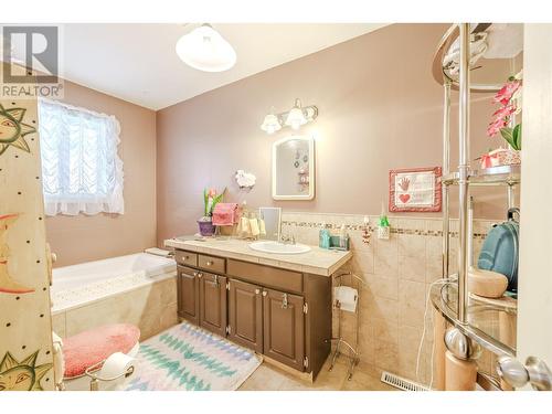4896 Meesquono Trail, 108 Mile Ranch, BC - Indoor Photo Showing Bathroom