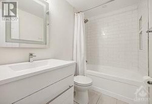 14 Castlegreen Private, Ottawa, ON - Indoor Photo Showing Bathroom