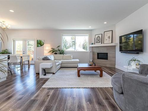 33-9650 Askew Creek Dr, Chemainus, BC - Indoor Photo Showing Living Room With Fireplace