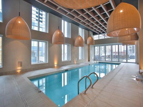 Piscine - 612-1288 Rue St-Antoine O., Montréal (Ville-Marie), QC - Indoor Photo Showing Other Room With In Ground Pool