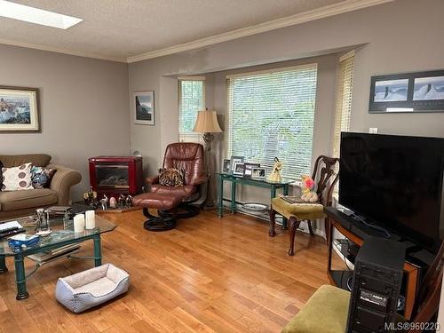 470 Stephens Rd, Gabriola Island, BC - Indoor Photo Showing Living Room