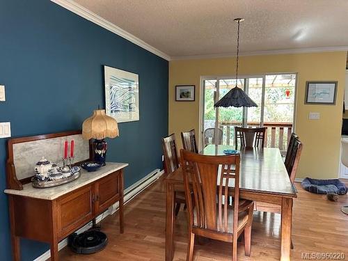 470 Stephens Rd, Gabriola Island, BC - Indoor Photo Showing Dining Room